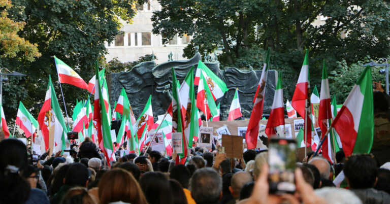 El pueblo iraní no tiene por qué elegir entre los ayatolás y Trump. Nosotros tampoco